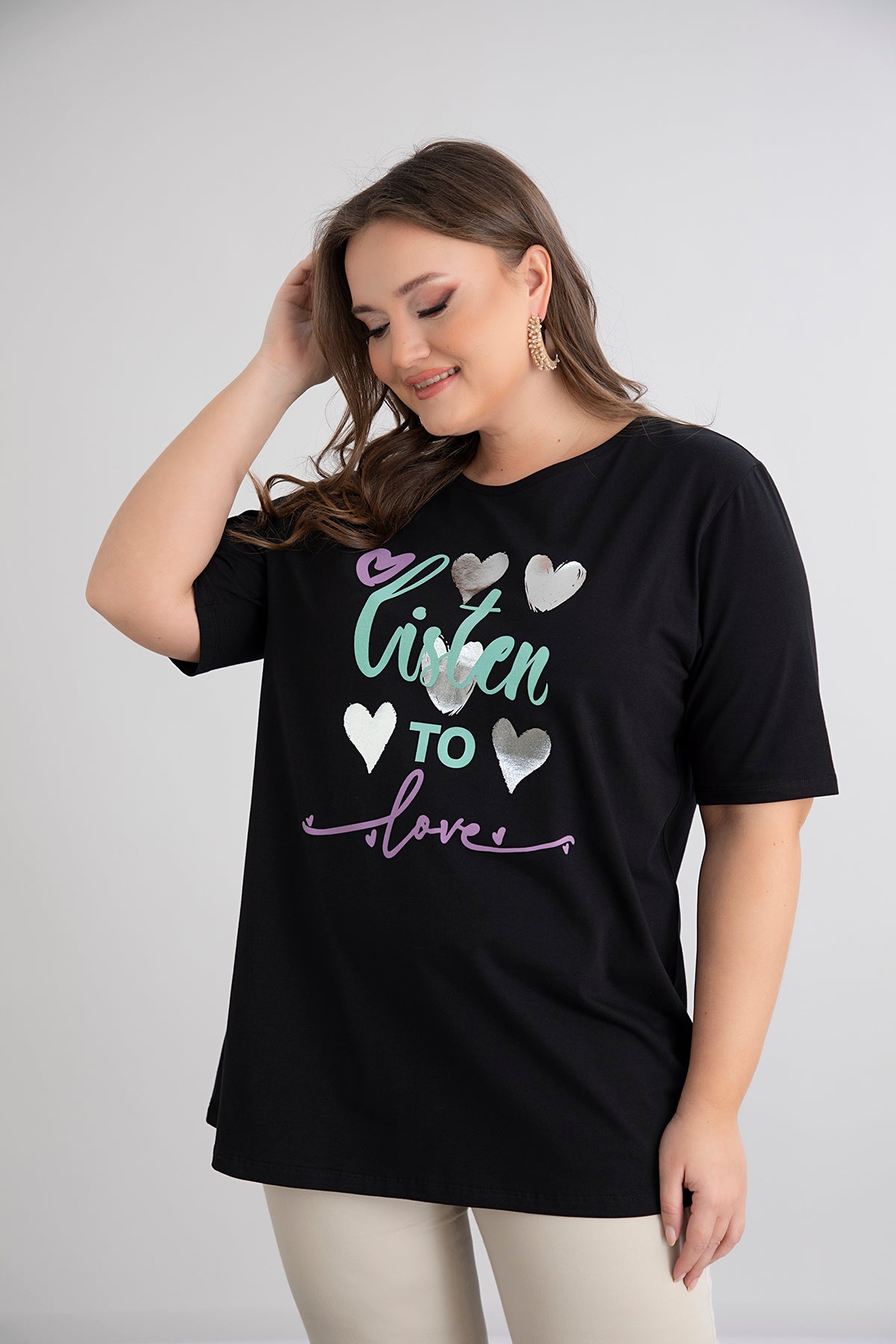 Βαμβακερό κοντομάνικο μπλουζάκι Listen to love σε Μαύρο χρώμα σε μεγάλα μεγέθη