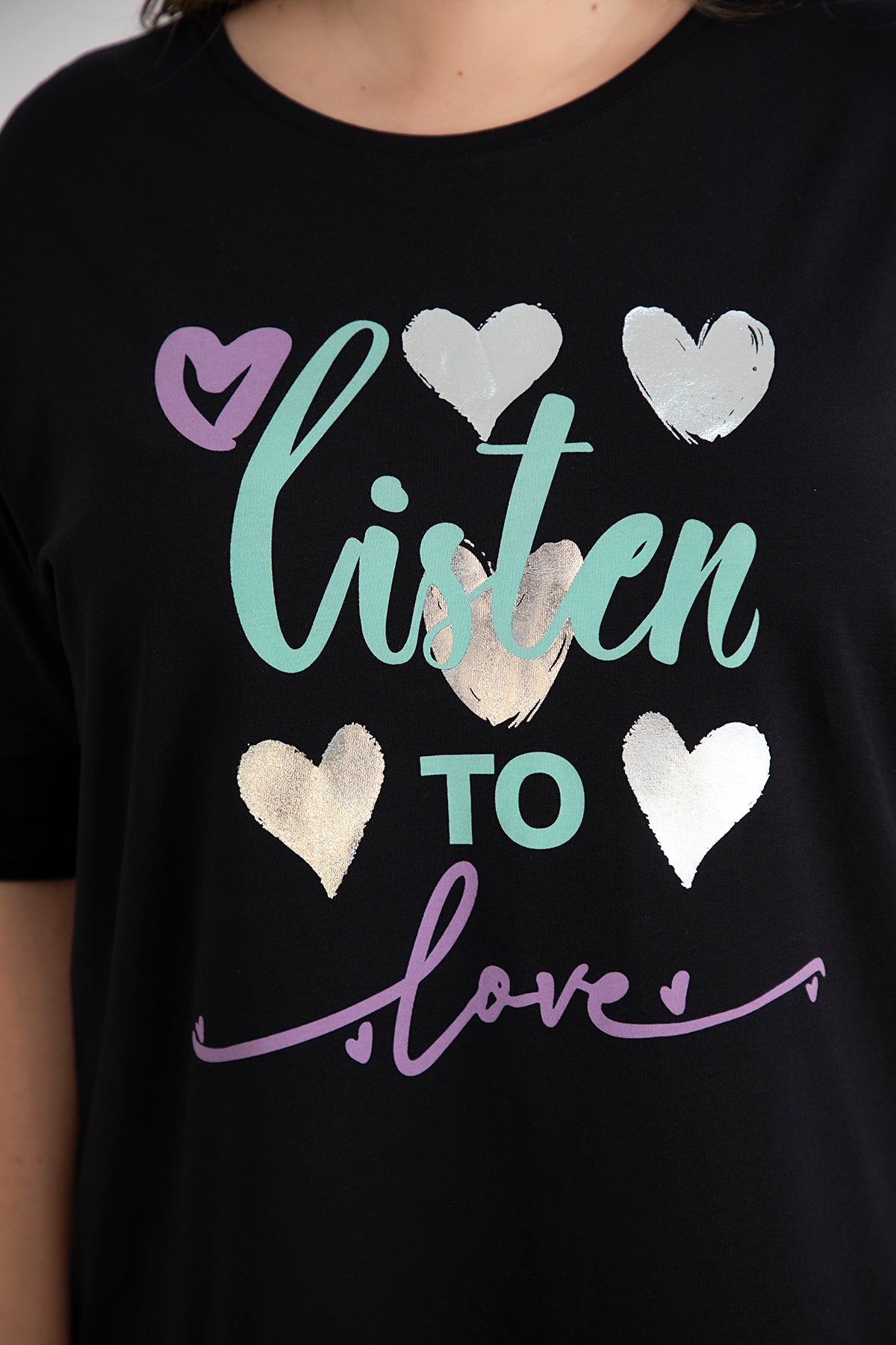 Βαμβακερό κοντομάνικο μπλουζάκι Listen to love σε Μαύρο χρώμα σε μεγάλα μεγέθη