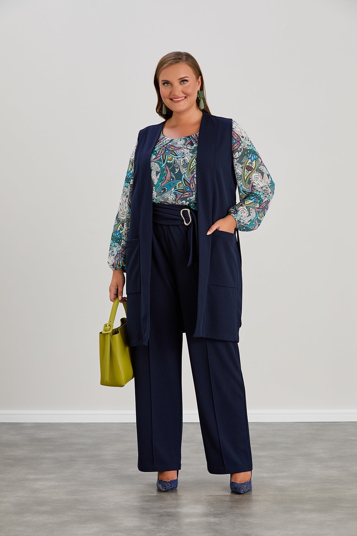 Κομψό γυναικείο γιλέκο σε μεγάλα μεγέθη - Σκούρο μπλε