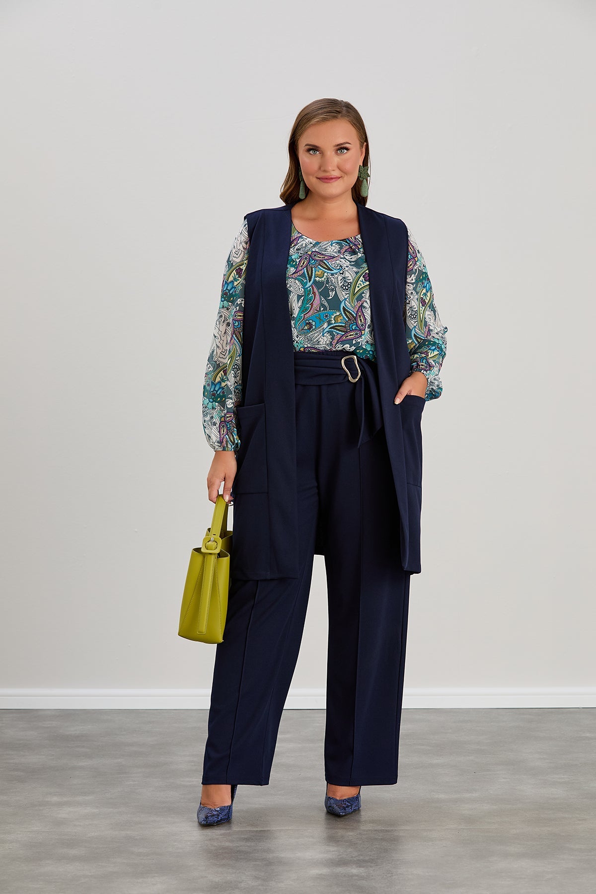 Κομψό γυναικείο γιλέκο σε μεγάλα μεγέθη - Σκούρο μπλε