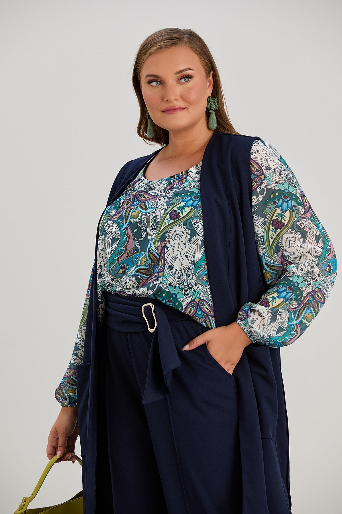 Κομψό γυναικείο γιλέκο σε μεγάλα μεγέθη - Σκούρο μπλε