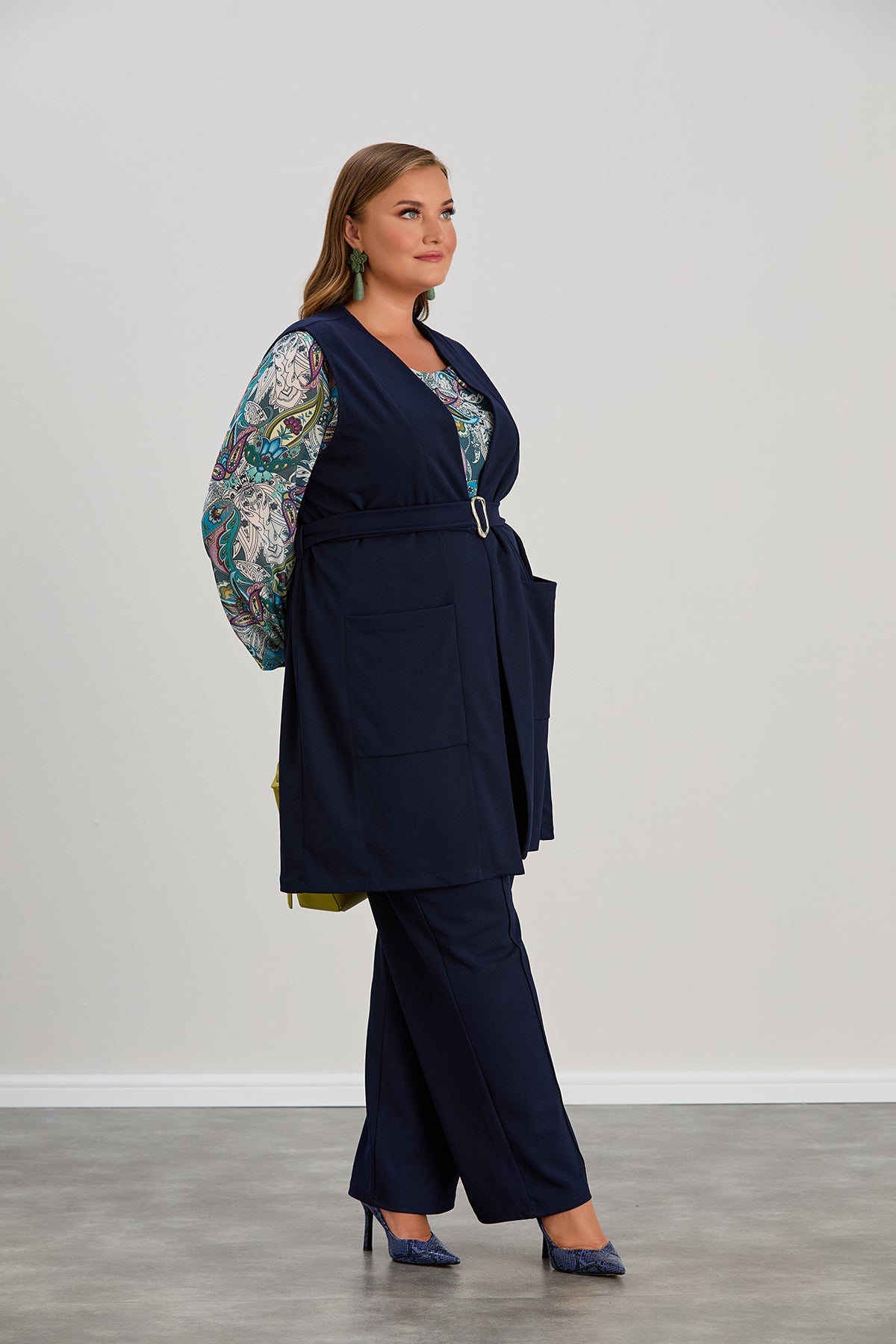 Κομψό γυναικείο γιλέκο σε μεγάλα μεγέθη - Σκούρο μπλε