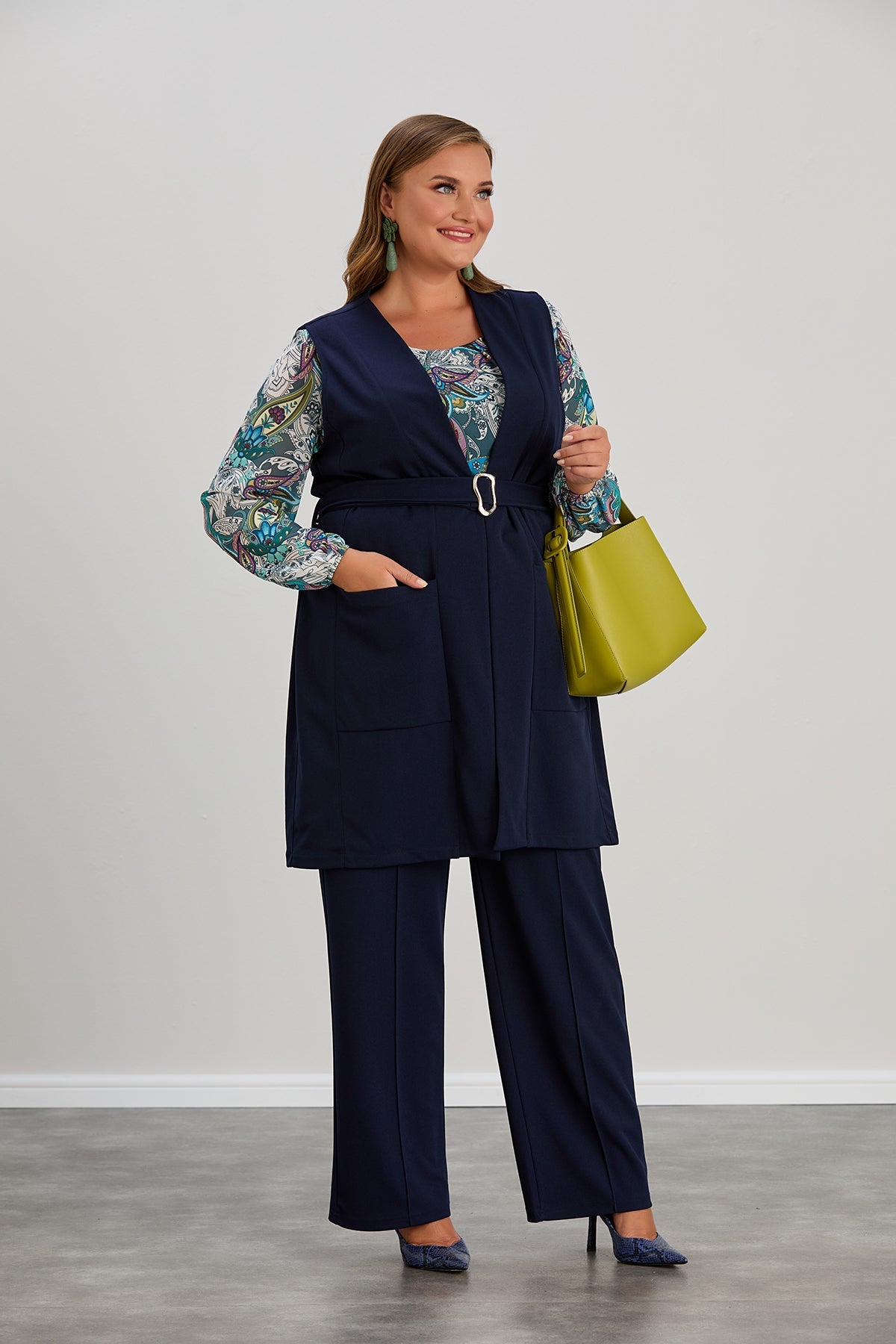 Κομψό γυναικείο γιλέκο σε μεγάλα μεγέθη - Σκούρο μπλε