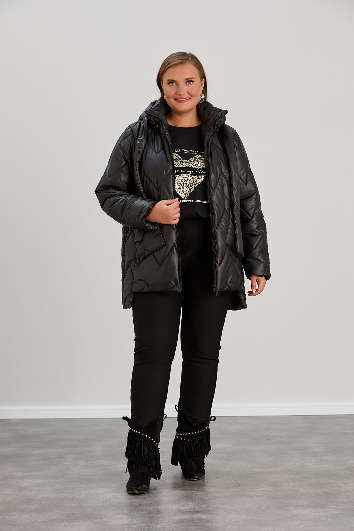 Μοντέρνο μπουφάν με διπλό φερμουάρ και αποσπώμενη κουκούλα σε μεγάλα μεγέθη- Μαύρο