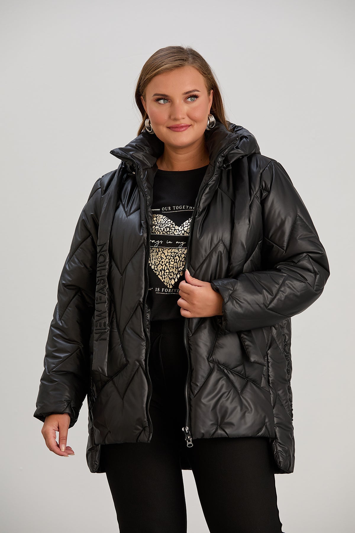 Μοντέρνο μπουφάν με διπλό φερμουάρ και αποσπώμενη κουκούλα σε μεγάλα μεγέθη- Μαύρο