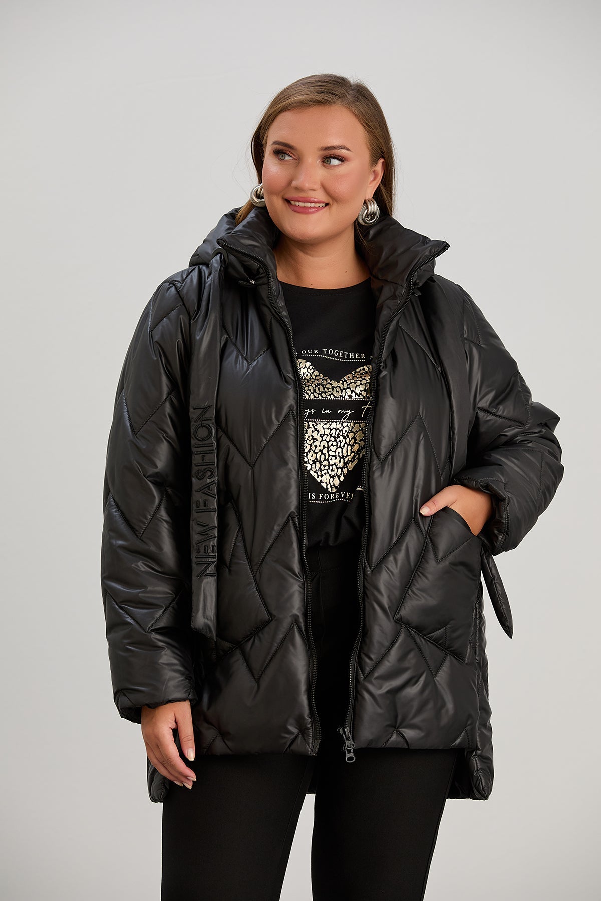 Μοντέρνο μπουφάν με διπλό φερμουάρ και αποσπώμενη κουκούλα σε μεγάλα μεγέθη- Μαύρο