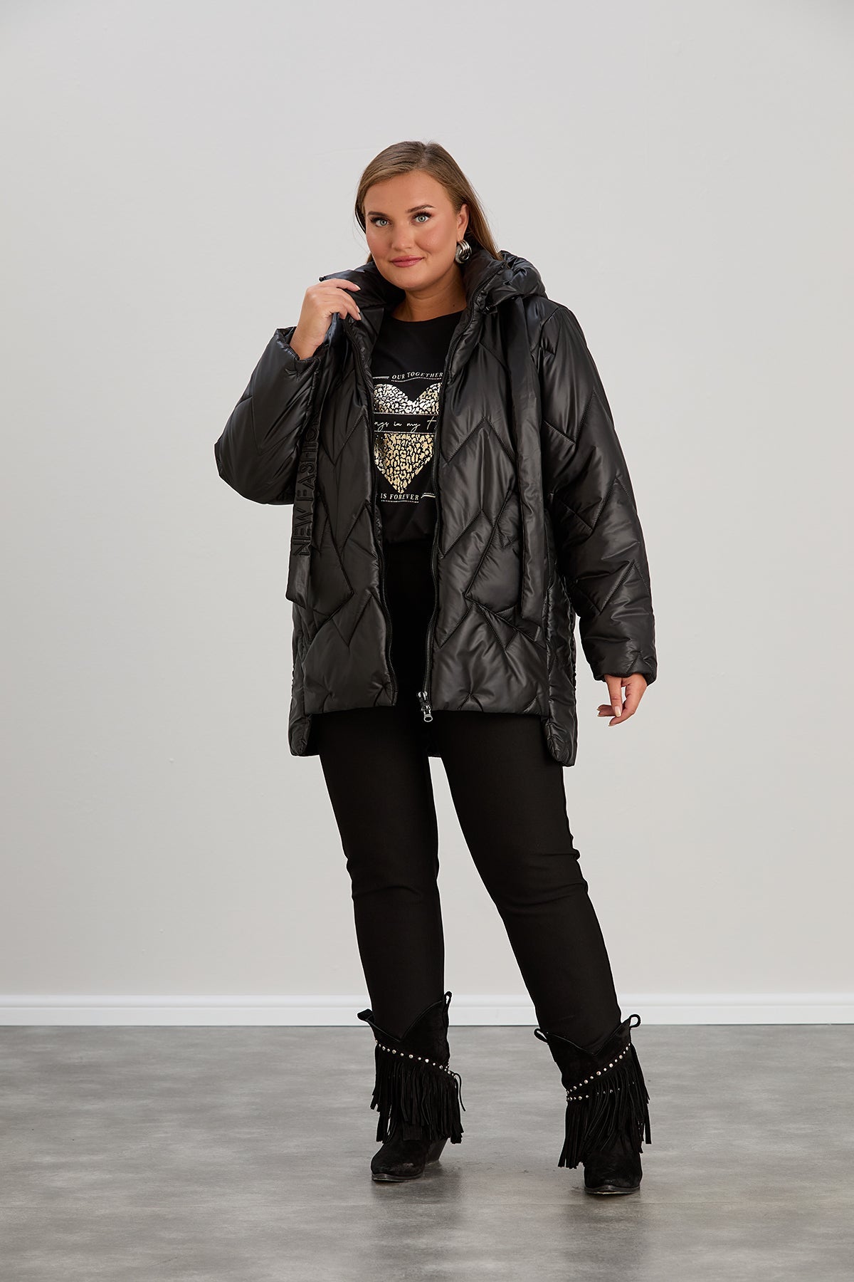 Μοντέρνο μπουφάν με διπλό φερμουάρ και αποσπώμενη κουκούλα σε μεγάλα μεγέθη- Μαύρο