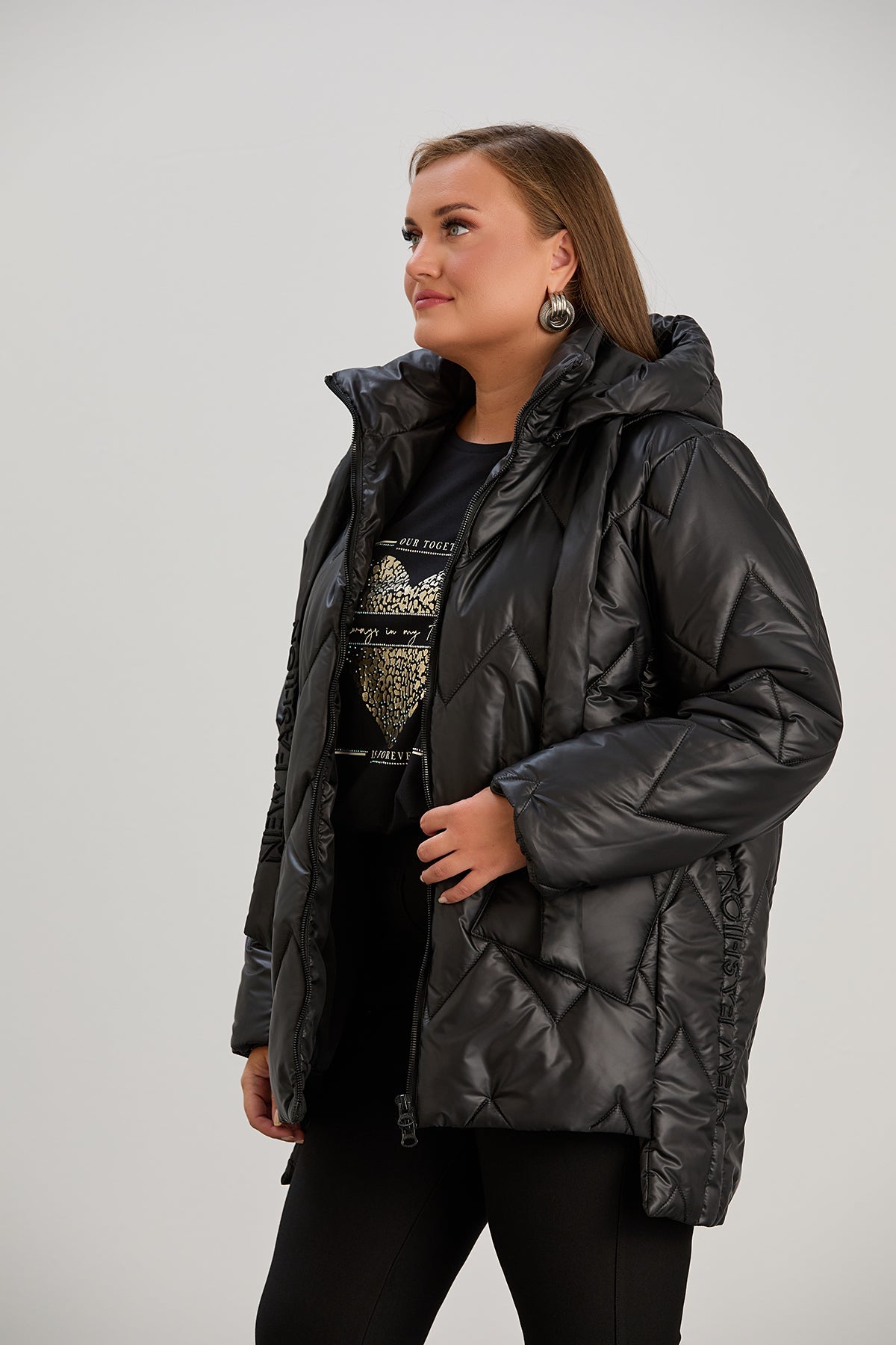 Μοντέρνο μπουφάν με διπλό φερμουάρ και αποσπώμενη κουκούλα σε μεγάλα μεγέθη- Μαύρο