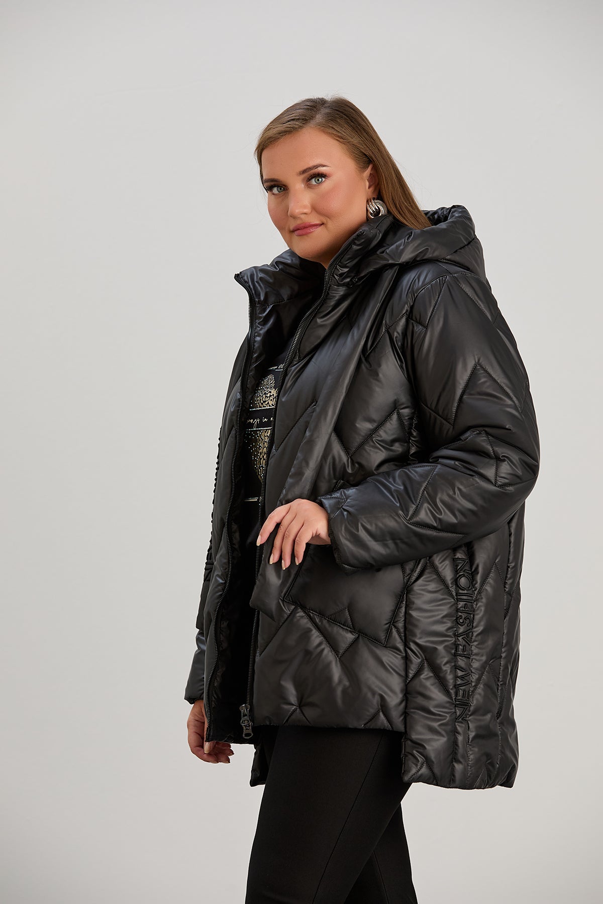 Μοντέρνο μπουφάν με διπλό φερμουάρ και αποσπώμενη κουκούλα σε μεγάλα μεγέθη- Μαύρο