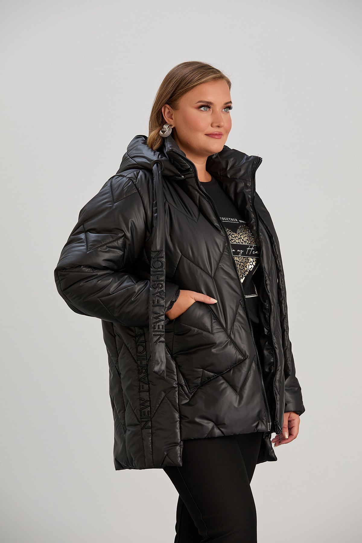 Μοντέρνο μπουφάν με διπλό φερμουάρ και αποσπώμενη κουκούλα σε μεγάλα μεγέθη- Μαύρο