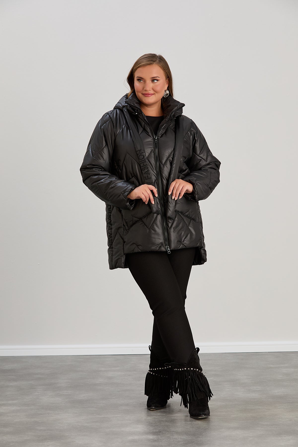Μοντέρνο μπουφάν με διπλό φερμουάρ και αποσπώμενη κουκούλα σε μεγάλα μεγέθη- Μαύρο