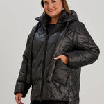 Μοντέρνο μπουφάν με διπλό φερμουάρ και αποσπώμενη κουκούλα σε μεγάλα μεγέθη- Μαύρο