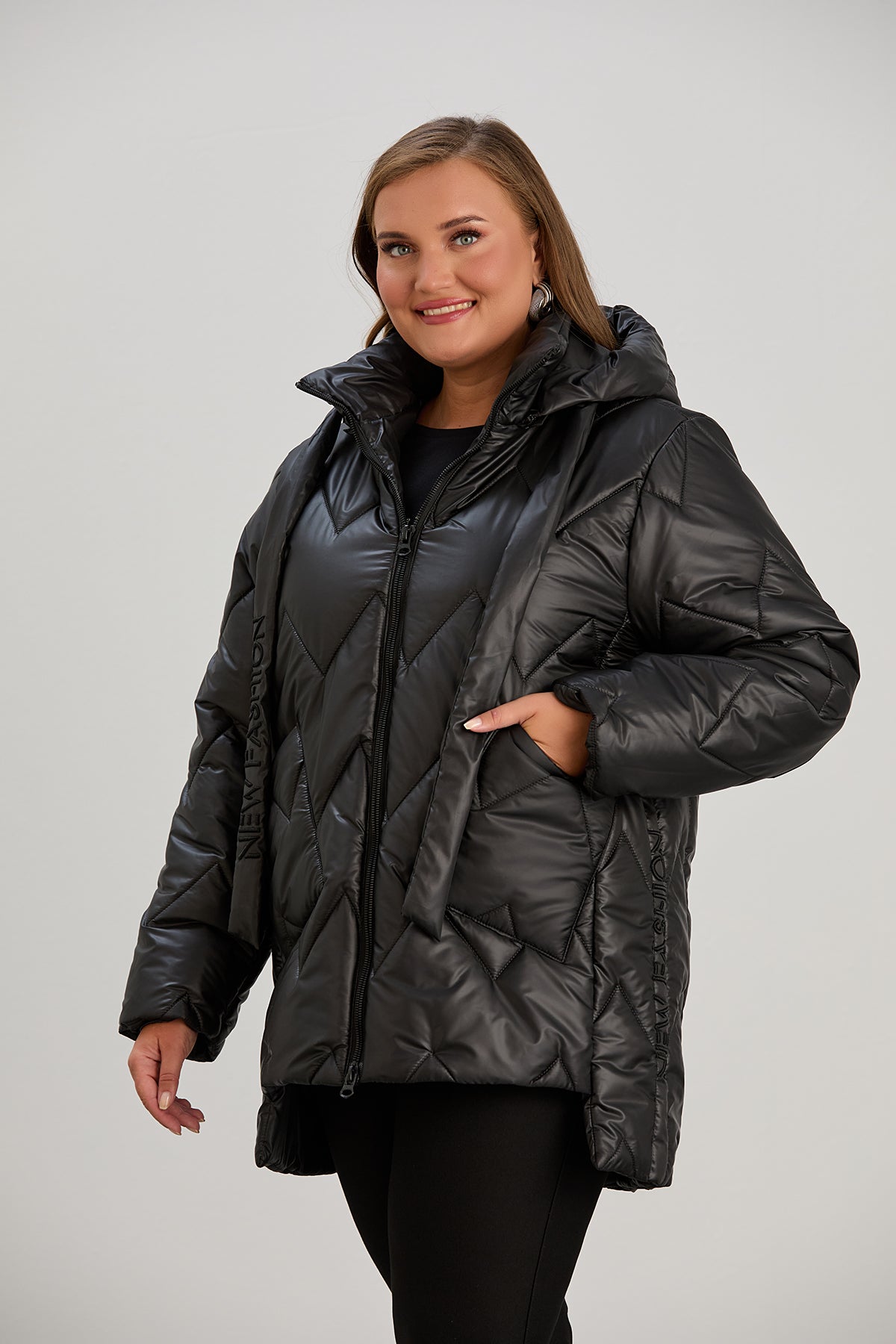 Μοντέρνο μπουφάν με διπλό φερμουάρ και αποσπώμενη κουκούλα σε μεγάλα μεγέθη- Μαύρο