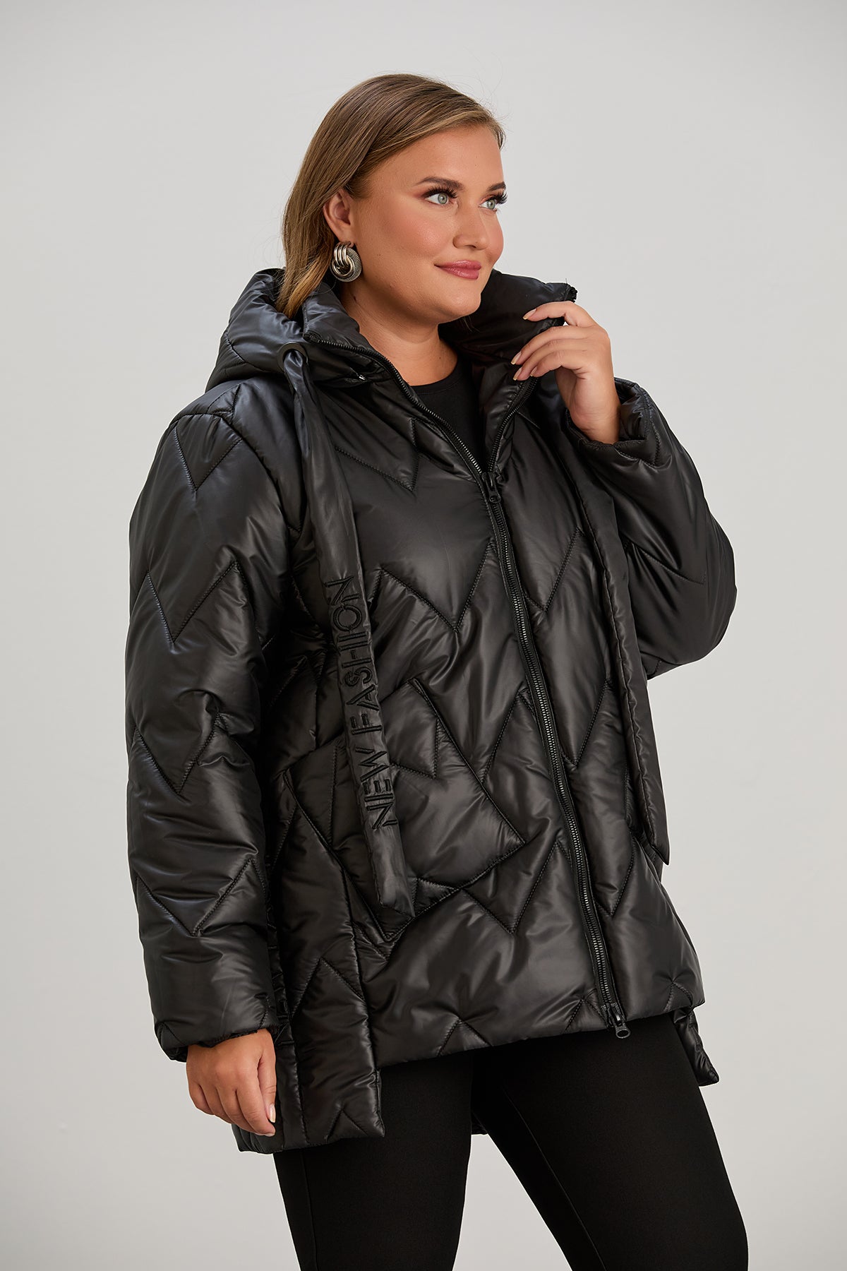 Μοντέρνο μπουφάν με διπλό φερμουάρ και αποσπώμενη κουκούλα σε μεγάλα μεγέθη- Μαύρο