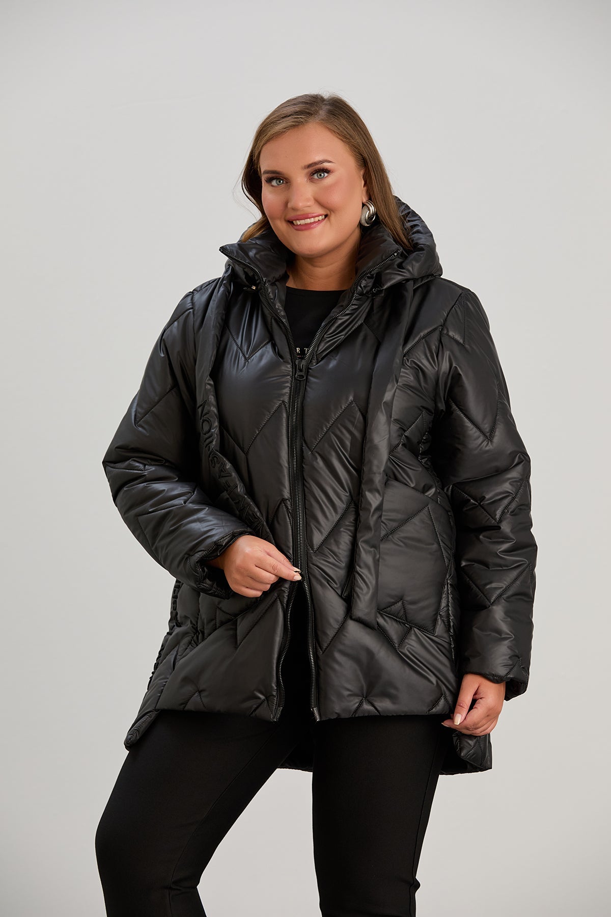 Μοντέρνο μπουφάν με διπλό φερμουάρ και αποσπώμενη κουκούλα σε μεγάλα μεγέθη- Μαύρο