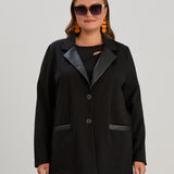 Κομψό γυναικείο σακάκι με πέτο δερματίνης σε μεγάλα μεγέθη- Μαύρο