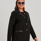 Κομψό γυναικείο σακάκι με πέτο δερματίνης σε μεγάλα μεγέθη- Μαύρο