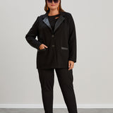 Κομψό γυναικείο σακάκι με πέτο δερματίνης σε μεγάλα μεγέθη- Μαύρο