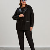Κομψό γυναικείο σακάκι με πέτο δερματίνης σε μεγάλα μεγέθη- Μαύρο