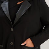 Κομψό γυναικείο σακάκι με πέτο δερματίνης σε μεγάλα μεγέθη- Μαύρο