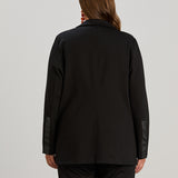 Κομψό γυναικείο σακάκι με πέτο δερματίνης σε μεγάλα μεγέθη- Μαύρο