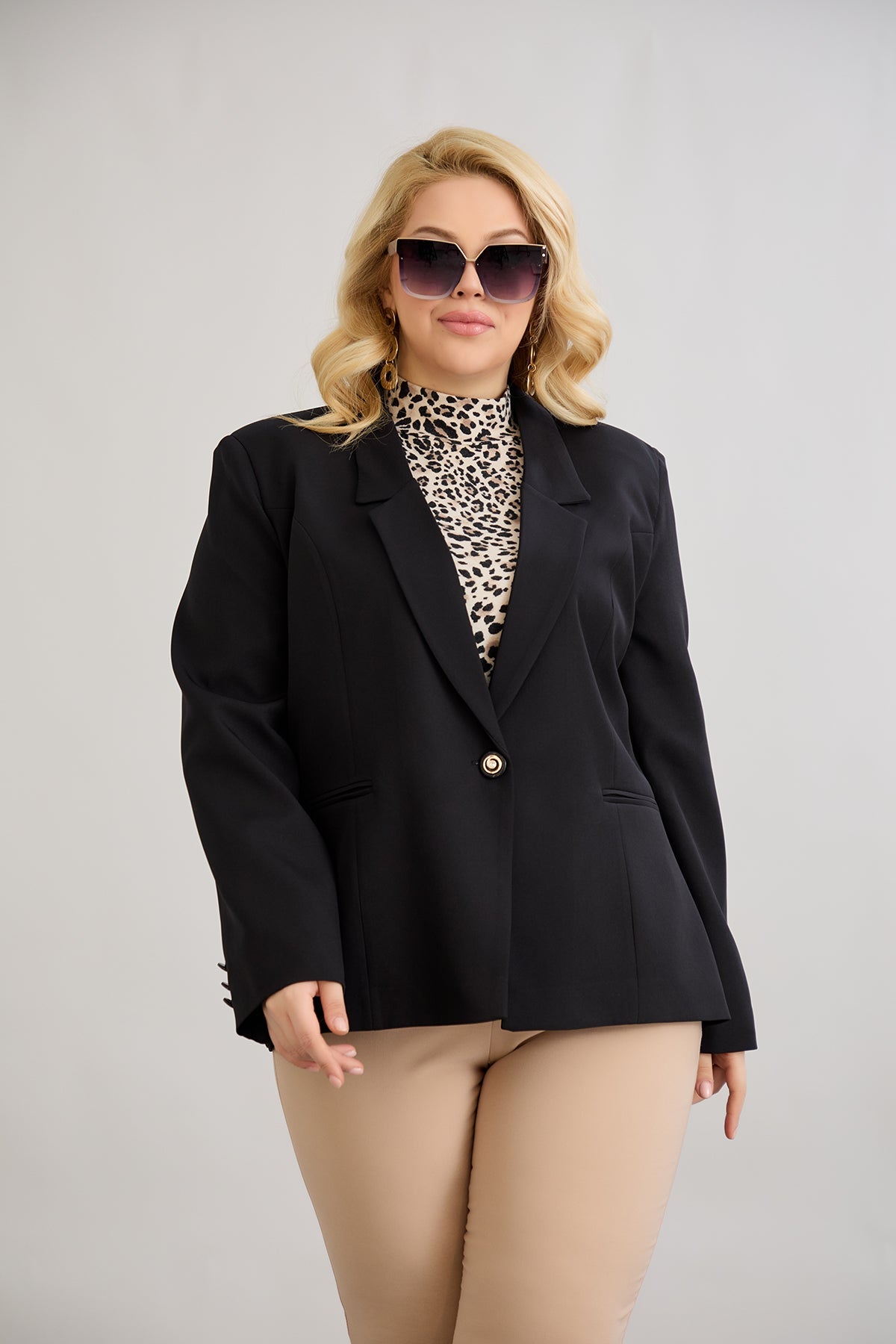 Κομψό και μοντέρνο σακάκι με φόδρα  και ένα κουμπί σε μεγάλα μεγέθη- Μαύρο