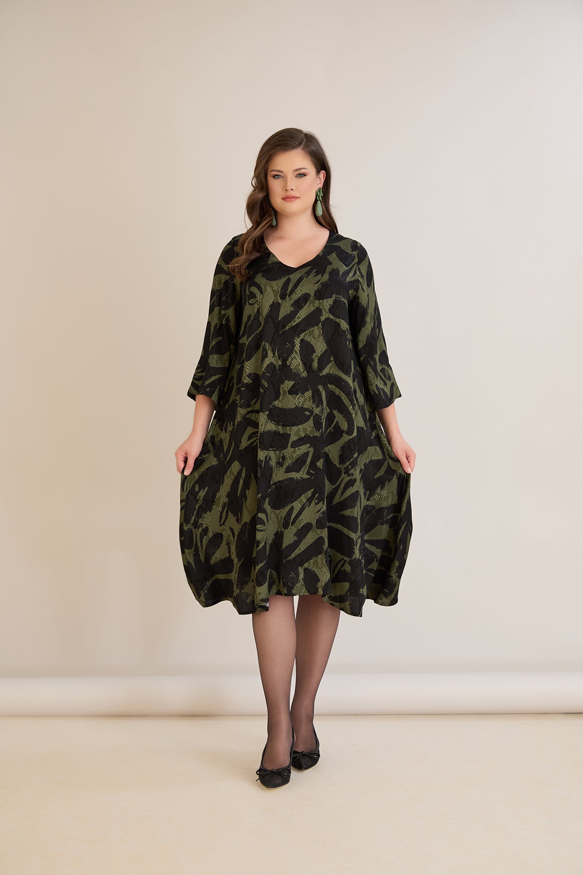 Φόρεμα σε γραμμή Α από σατινέ βισκόζη σε Πράσινο/Μαύρο χρώμα σε μεγάλα μεγέθη