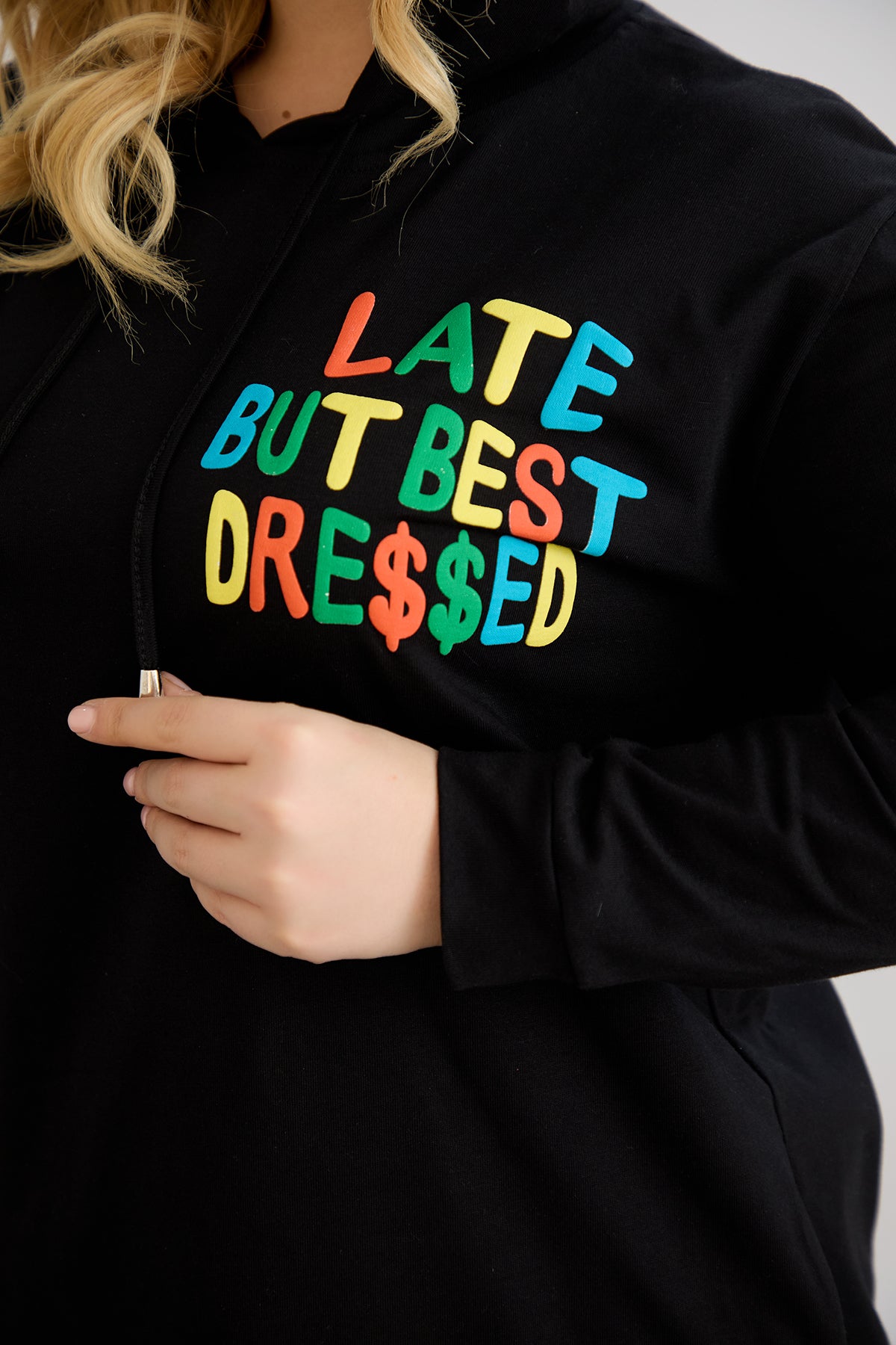 Βαμβακερό τουνίκ-φόρεμα με επιγραφή "Late but best dressed"σε μεγάλα μεγέθη- Μαύρο