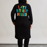 Βαμβακερό τουνίκ-φόρεμα με επιγραφή "Late but best dressed"σε μεγάλα μεγέθη- Μαύρο