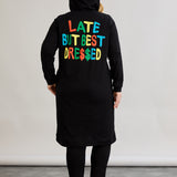 Βαμβακερό τουνίκ-φόρεμα με επιγραφή "Late but best dressed"σε μεγάλα μεγέθη- Μαύρο