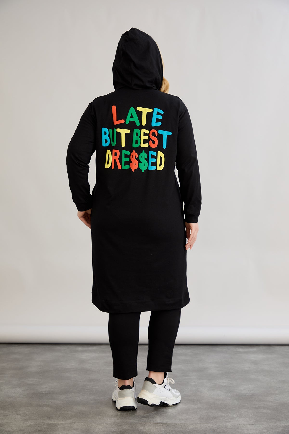 Βαμβακερό τουνίκ-φόρεμα με επιγραφή "Late but best dressed"σε μεγάλα μεγέθη- Μαύρο