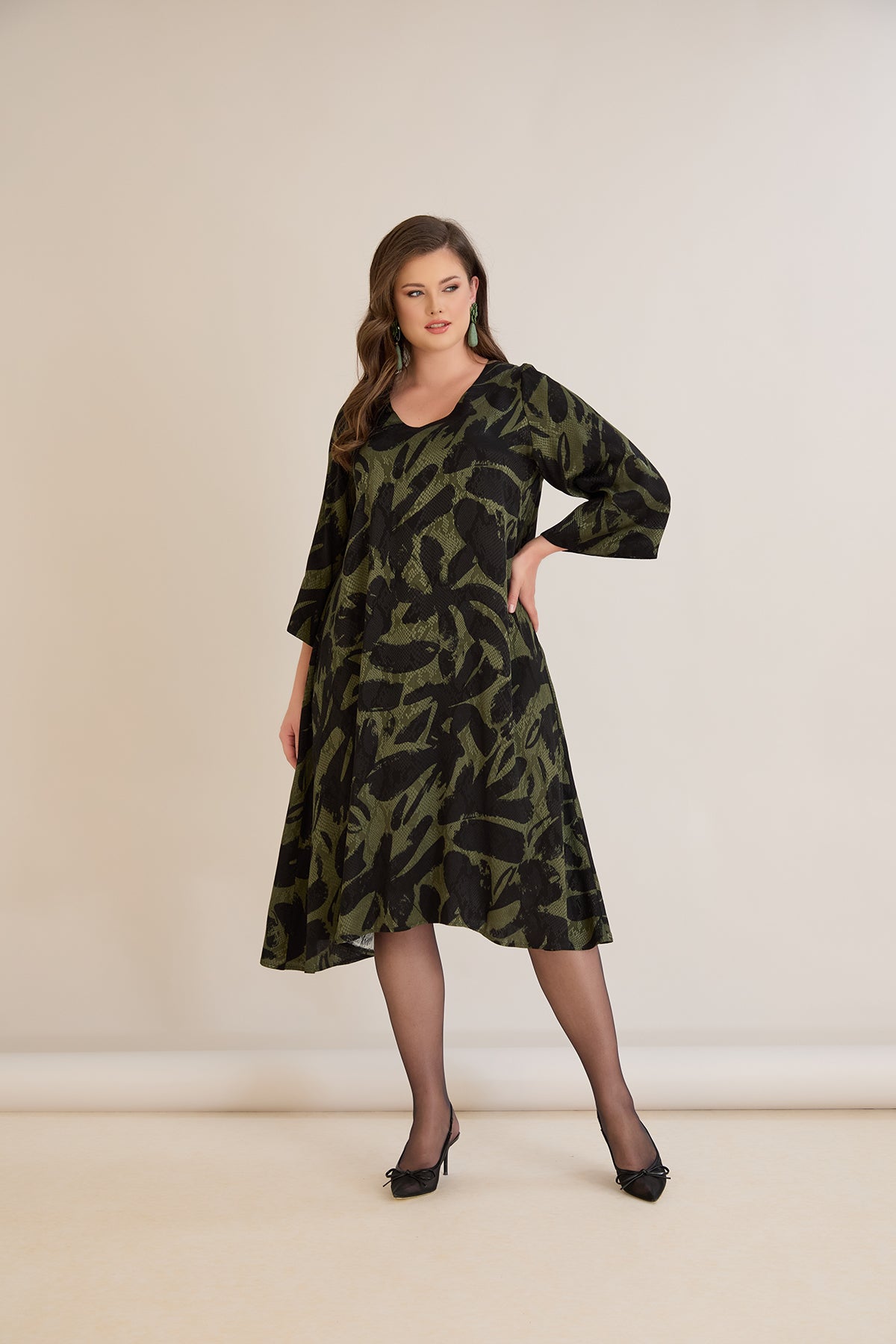 Φόρεμα σε γραμμή Α από σατινέ βισκόζη σε Πράσινο/Μαύρο χρώμα σε μεγάλα μεγέθη