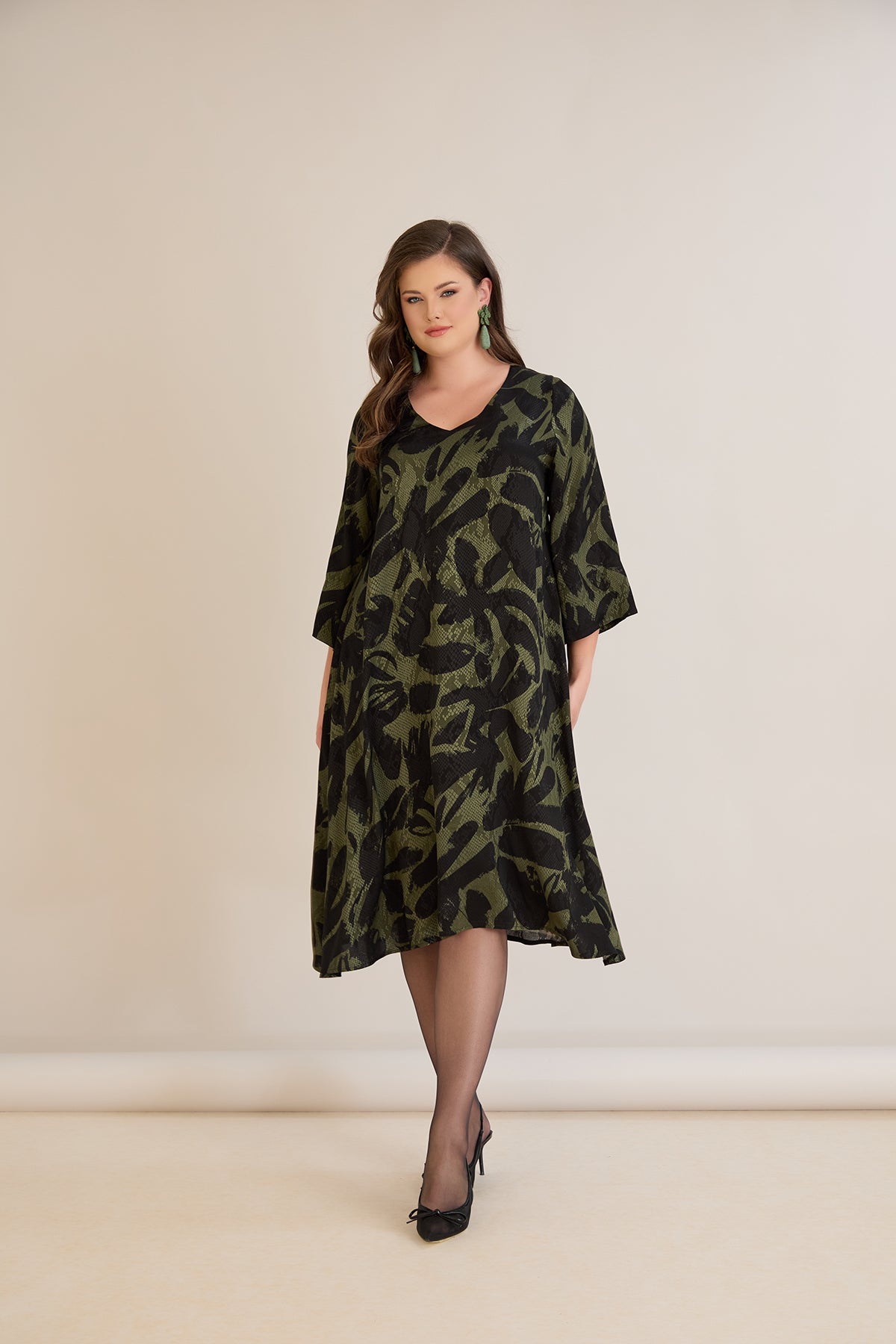 Φόρεμα σε γραμμή Α από σατινέ βισκόζη σε Πράσινο/Μαύρο χρώμα σε μεγάλα μεγέθη