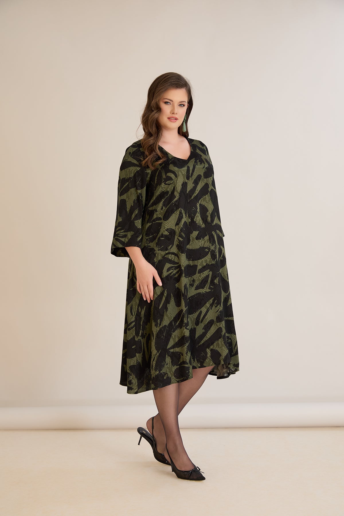 Φόρεμα σε γραμμή Α από σατινέ βισκόζη σε Πράσινο/Μαύρο χρώμα σε μεγάλα μεγέθη