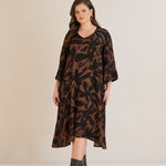 Φόρεμα σε γραμμή Α από σατινέ βισκόζη σε Μόκα /Μαύρο χρώμα σε μεγάλα μεγέθη