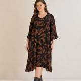 Φόρεμα σε γραμμή Α από σατινέ βισκόζη σε Μόκα /Μαύρο χρώμα σε μεγάλα μεγέθη