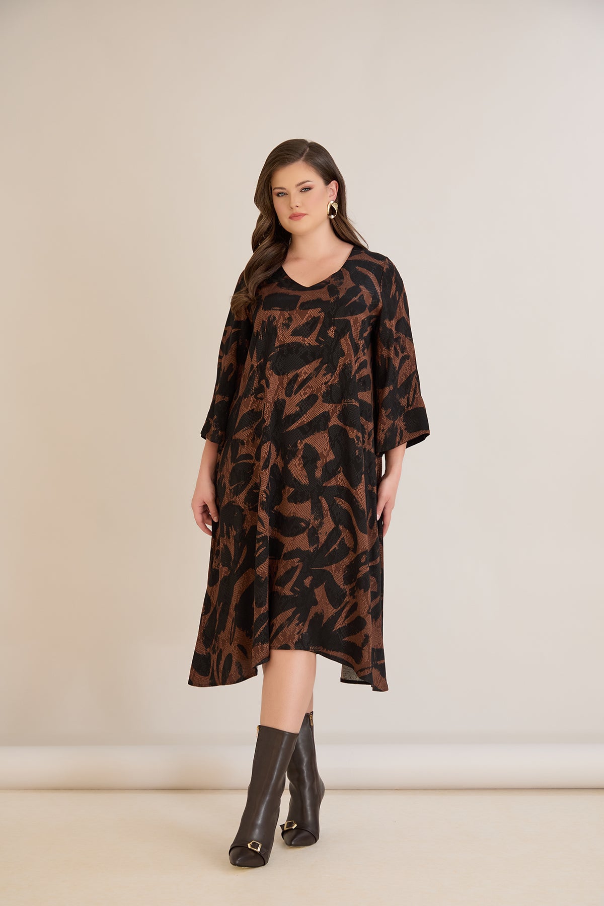 Φόρεμα σε γραμμή Α από σατινέ βισκόζη σε Μόκα /Μαύρο χρώμα σε μεγάλα μεγέθη