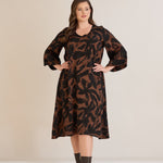 Φόρεμα σε γραμμή Α από σατινέ βισκόζη σε Μόκα /Μαύρο χρώμα σε μεγάλα μεγέθη