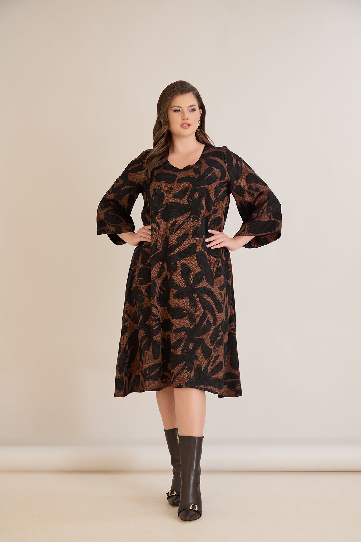 Φόρεμα σε γραμμή Α από σατινέ βισκόζη σε Μόκα /Μαύρο χρώμα σε μεγάλα μεγέθη