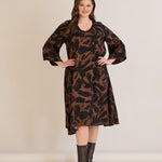 Φόρεμα σε γραμμή Α από σατινέ βισκόζη σε Μόκα /Μαύρο χρώμα σε μεγάλα μεγέθη