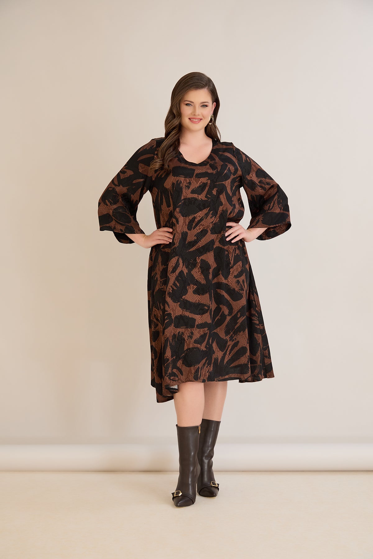 Φόρεμα σε γραμμή Α από σατινέ βισκόζη σε Μόκα /Μαύρο χρώμα σε μεγάλα μεγέθη