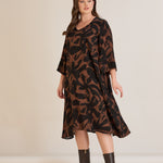 Φόρεμα σε γραμμή Α από σατινέ βισκόζη σε Μόκα /Μαύρο χρώμα σε μεγάλα μεγέθη