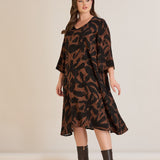 Φόρεμα σε γραμμή Α από σατινέ βισκόζη σε Μόκα /Μαύρο χρώμα σε μεγάλα μεγέθη