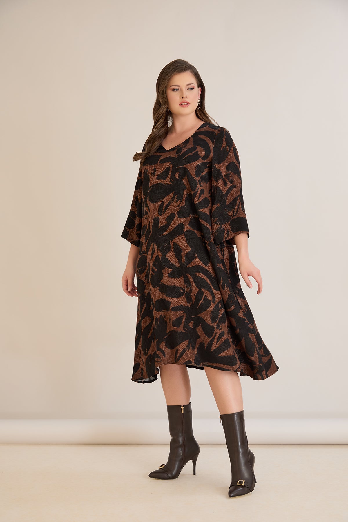 Φόρεμα σε γραμμή Α από σατινέ βισκόζη σε Μόκα /Μαύρο χρώμα σε μεγάλα μεγέθη