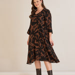 Φόρεμα σε γραμμή Α από σατινέ βισκόζη σε Μόκα /Μαύρο χρώμα σε μεγάλα μεγέθη