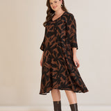 Φόρεμα σε γραμμή Α από σατινέ βισκόζη σε Μόκα /Μαύρο χρώμα σε μεγάλα μεγέθη