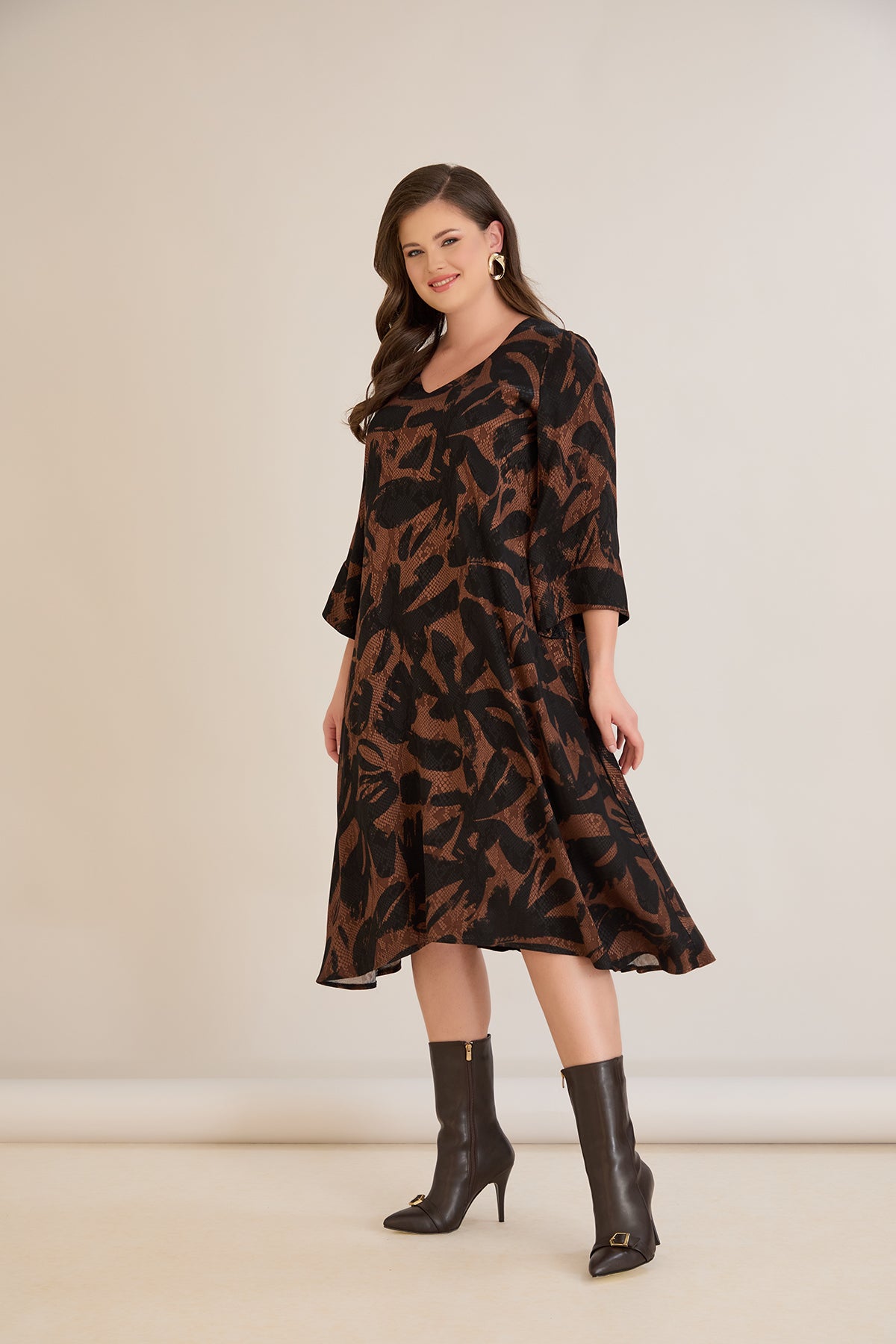 Φόρεμα σε γραμμή Α από σατινέ βισκόζη σε Μόκα /Μαύρο χρώμα σε μεγάλα μεγέθη