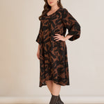 Φόρεμα σε γραμμή Α από σατινέ βισκόζη σε Μόκα /Μαύρο χρώμα σε μεγάλα μεγέθη