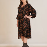 Φόρεμα σε γραμμή Α από σατινέ βισκόζη σε Μόκα /Μαύρο χρώμα σε μεγάλα μεγέθη