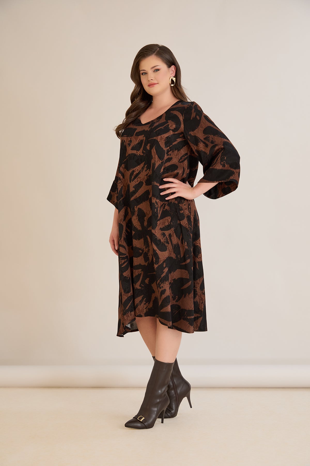 Φόρεμα σε γραμμή Α από σατινέ βισκόζη σε Μόκα /Μαύρο χρώμα σε μεγάλα μεγέθη